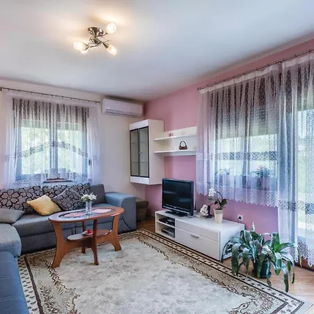 Lovely In With Kitchen Holiday home Pula